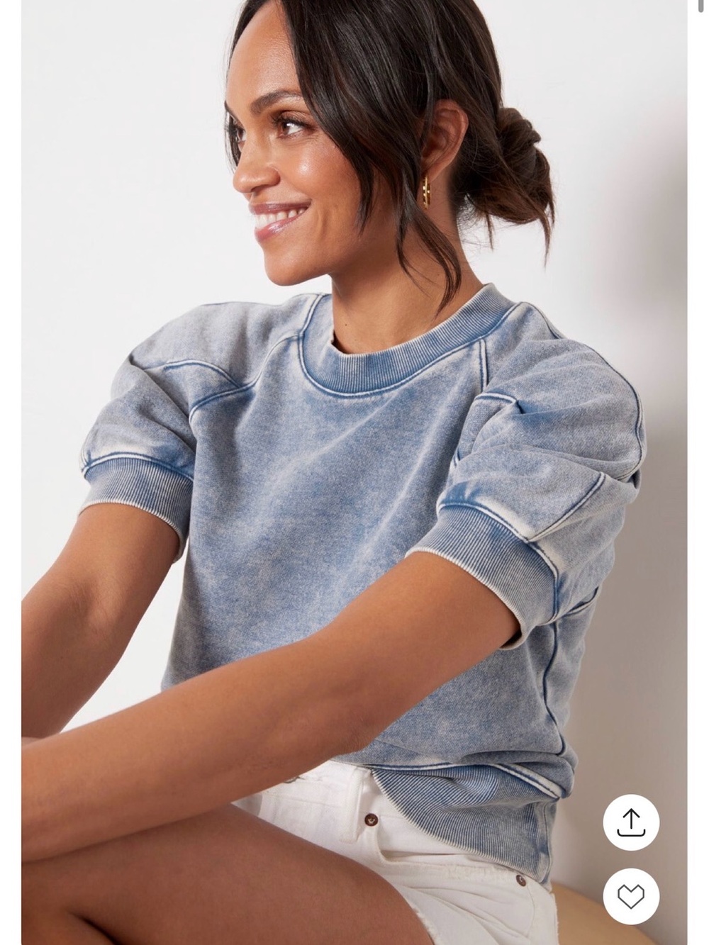 Evereve JoJo Acid Wash Blue Short Pull Sleeve Sweatshirt - M